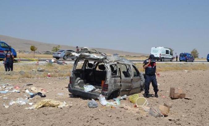 Hafif ticari araç şarampole devrildi: 1 ölü, 4 yaralı