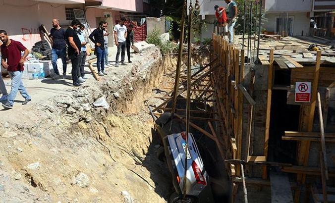 Avcılar'da otomobil, 6 metrelik inşaat çukuruna uçtu