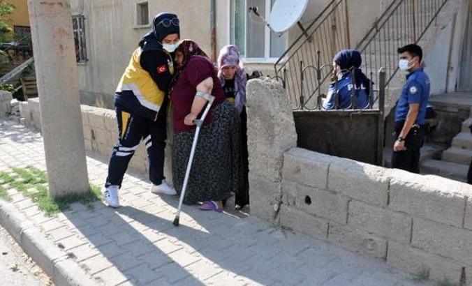 Sokakta çatışma çıktı, balkonda uyuyan kadın yaralandı