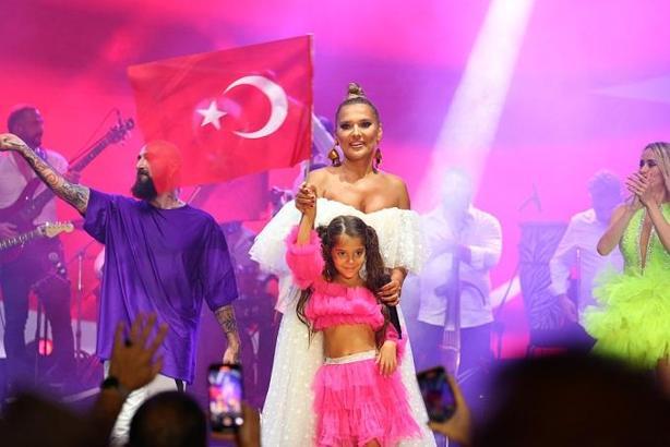 Kuruçeşme’de Demet Akalın’la 30 Ağustos coşkusu