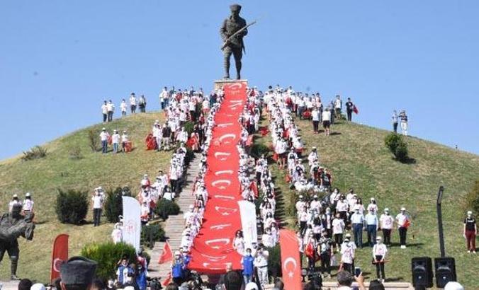 Zaferin yıl dönümünde Dumlupınar Şehitliği'ne ziyaretçi akını
