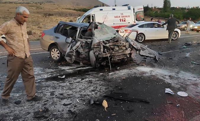 Malatya'da iki otomobil kafa kafaya çarpıştı: 1 ölü, 2 yaralı