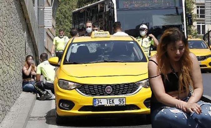 Taksim'de sinir krizi geçiren turist kadın, bindiği taksiyi yumruklayıp tekme attı