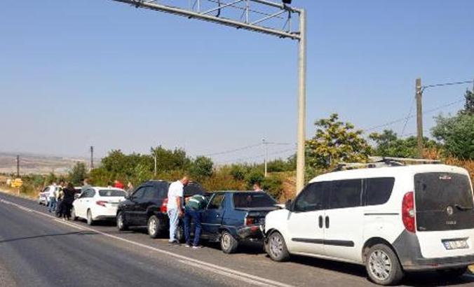 5 aracın karıştığı zincirleme kazada 1 kişi yaralandı