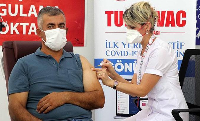 Turkovac'ın Faz 3 aşamasında ilk dozu, aşının üretildiği ERÜ'de de uygulanıyor