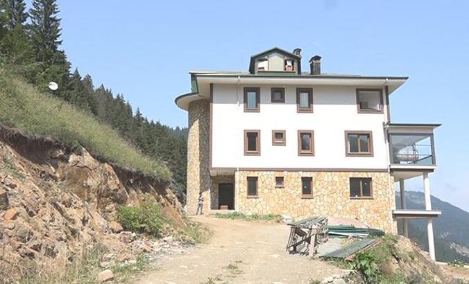 Profesörün, evine dadanan bozayı ile başı dertte