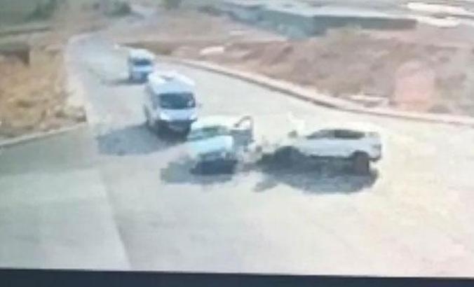 İki otomobil kavşakta çarpıştı; sürücülerden Göktuğ öldü, Tuğba yaralı