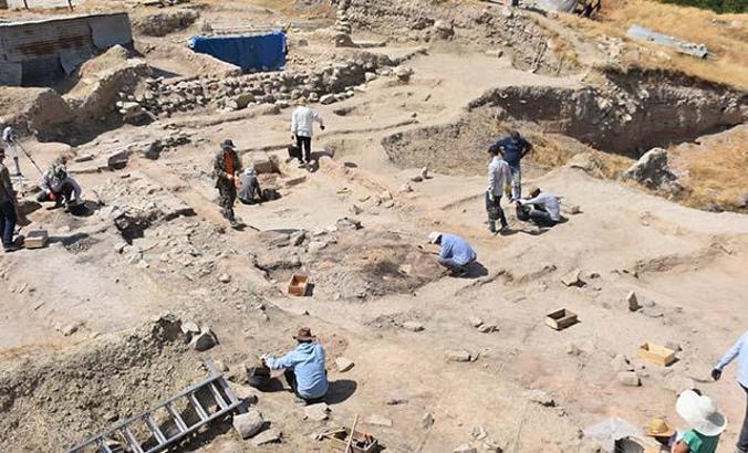 Arslantepe Höyüğü'nde bin yıllık mezarlar, 5 bin 500 yıllık ev kalıntıları bulundu