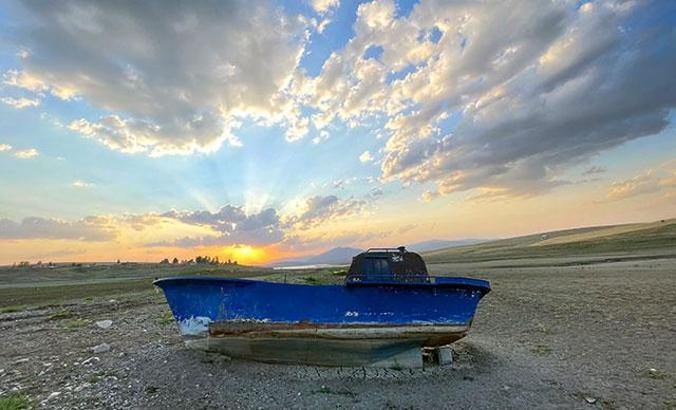 Alparslan-1 Barajı'ndaki tekneler karaya oturdu