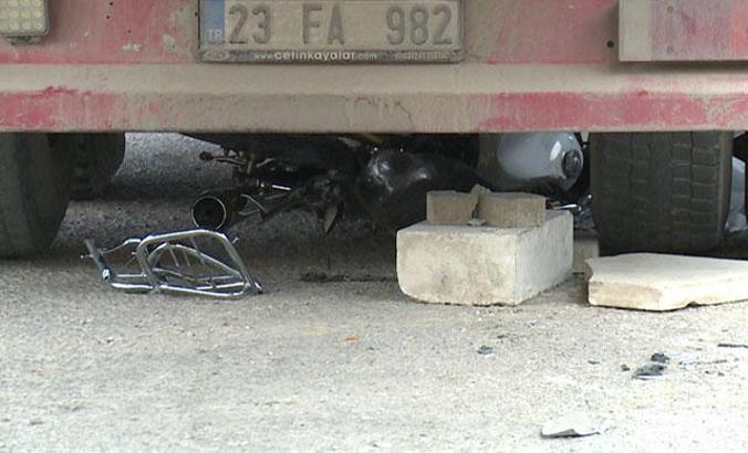 Motosiklet demir yüklü kamyonun altına girdi; 1 ölü, 1 yaralı