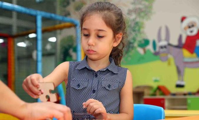 Otizmli minik Mira aldığı eğitimle konuşmaya başladı