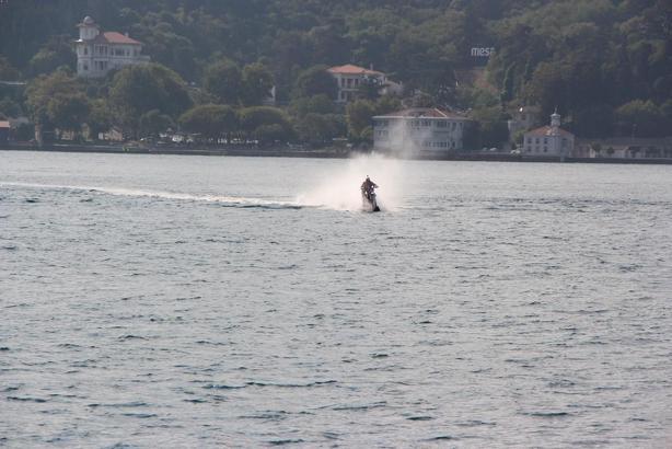 İstanbul Boğaz’ında ilk; Motokros efsanesi Boğaz'ı su üstünde geçti