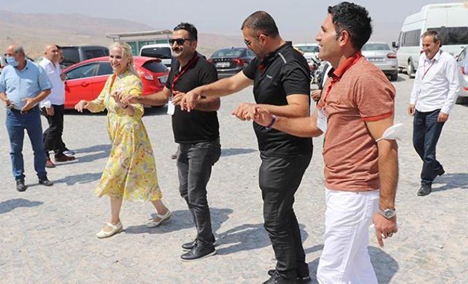 154 muhtar AÄŸrı'da halay çekti