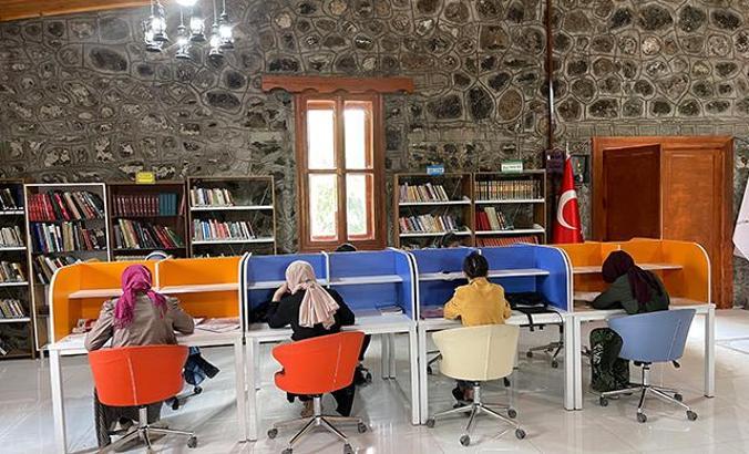 49 yıl cezaevi olarak kullanılan taş bina kütüphaneye dönüştürüldü