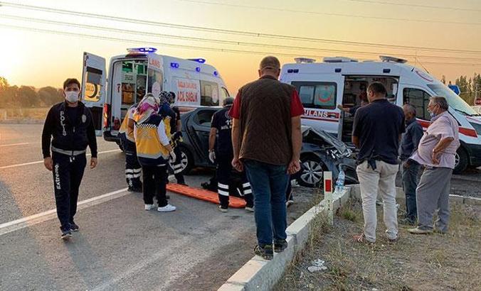 Sivas’ta TIR ile otomobil çarpıştı: 5 yaralı