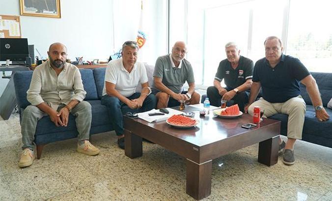 Hollandalı teknik direktör Dick Advocaat’tan Hikmet Karaman’a ziyaret