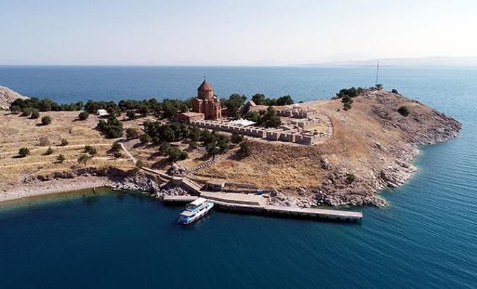 Akdamar Adası'ndaki ayine bu yıl da sınırlı sayıda kişi katılacak