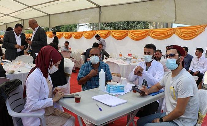 Van'da saÄŸlık ekipleri, düÄŸüne gelen davetlilere aşı yaptı