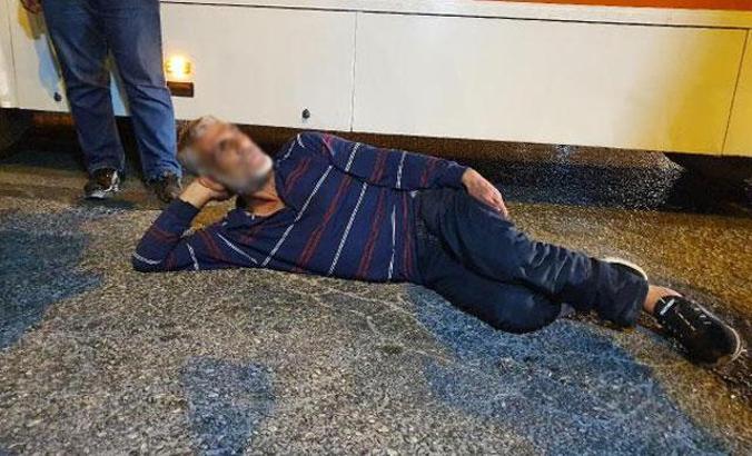 Tartıştığı kişiyi boynundan bıçakladı, kaçmaya çalışırken otobüs çarptı