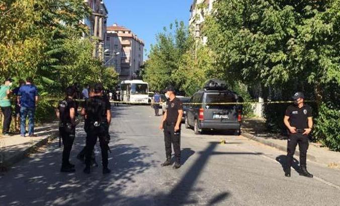 Anne ve oğlu tartıştıkları komşularını bıçakladı: 1 ölü, 3 yaralı