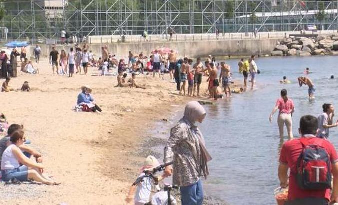 Bostancı Sahili'nde denize girdiler