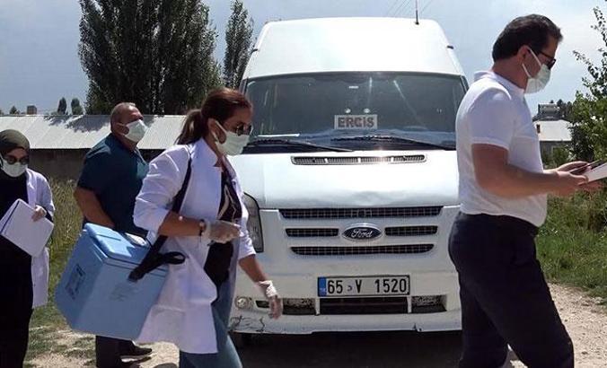 Haritanın rengini maviye çevirmek için kapı kapı dolaşıp, aşı yapıyorlar