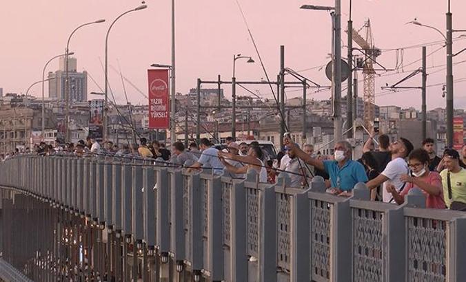 Galata Köprüsü'nde balık bereketi