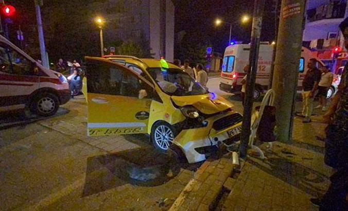 Taksi ve otomobil çarpıştı, araçlarda sıkışan 2 sürücü yaralandı