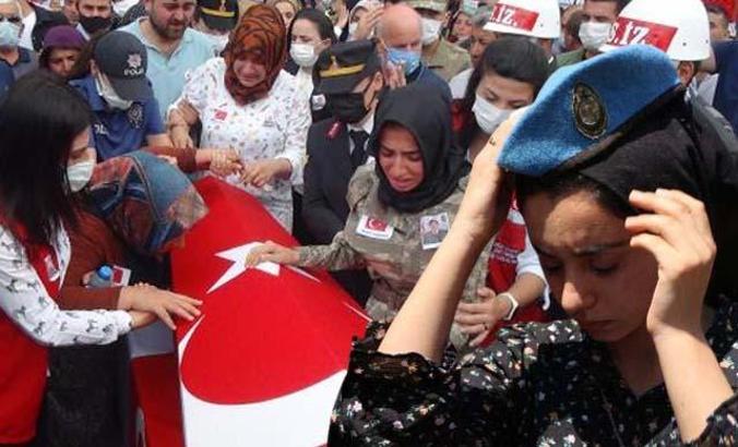 Şehit uzman çavuşu ablası üniforması, nişanlısı beresiyle son yolculuğuna uğurladı