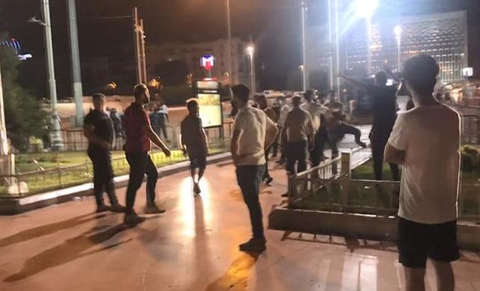 Taksim Meydanı'nda tekme tokat birbirlerine saldırdılar