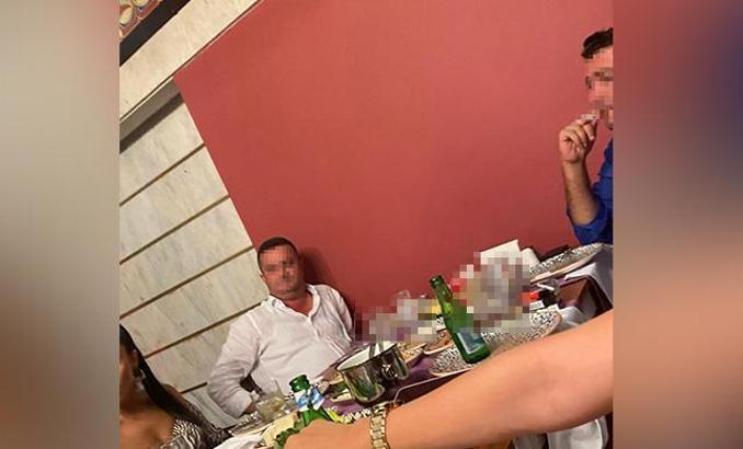 Ağır ceza mahkemesi hakimi, yargıladığı sanıkla içki masasında