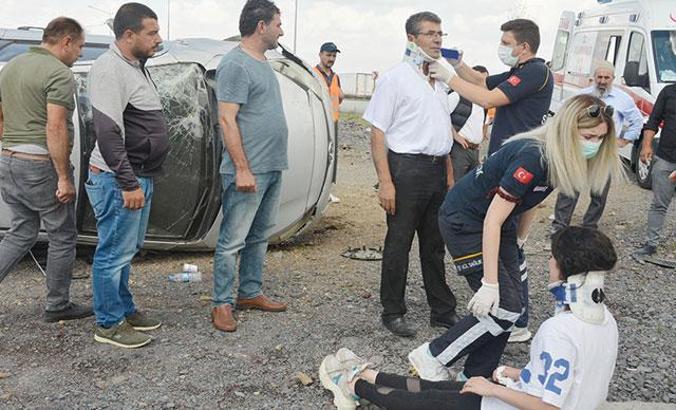 Sürücü adayının kullandığı araç takla attı: 2 yaralı