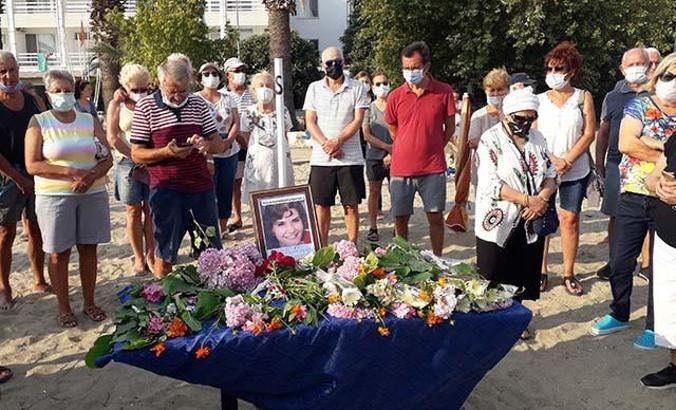 Sürat teknesinin çarptığı Elvan için komşuları denize çiçek bıraktı