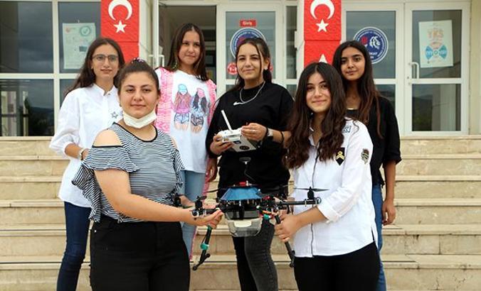 Kız meslek lisesinde, yangın müdahale dronu geliştirildi