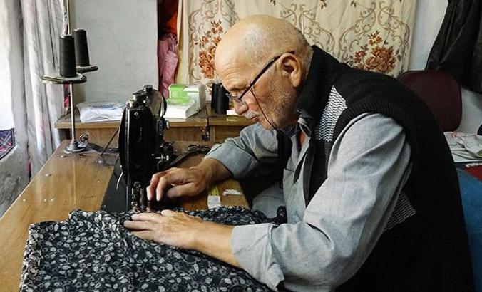 Köylünün verdiği kumaşla diktiği 200 şalvarı, Manavgat'a yolladı