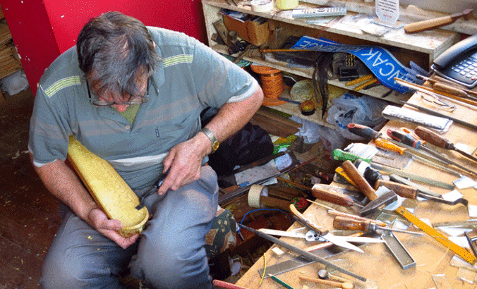 20 metrekarelik atölyede ürettiği kemençeleri, yurt dışına satıyor