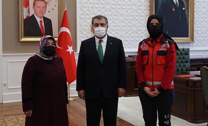Bakan Koca, Elazığ'da enkazdan kurtarılan Azize Çelik ve UMKE gönüllüsü Emine Kuştepe'yi kabul etti