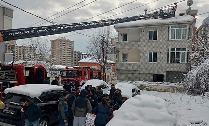 Ümraniye'de yüksek gerilim hattının patlaması sonucu 3 katlı binada yangın çıktı
