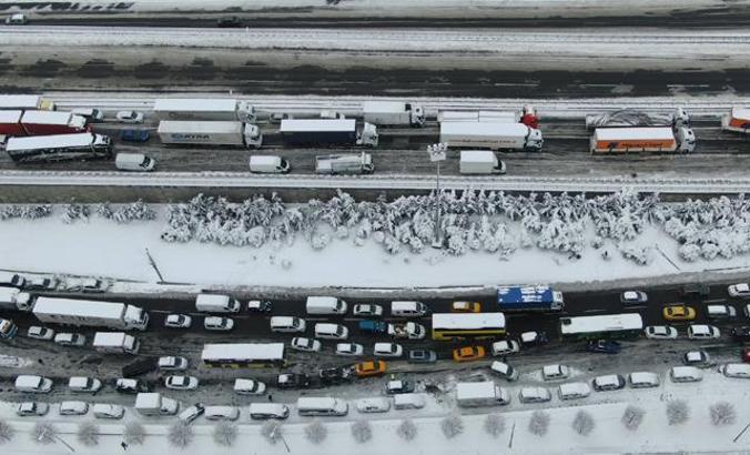 Snowy night in Istanbul: Cars stranded on the roads