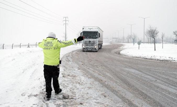 Konya'da kar ulaşımı etkiliyor