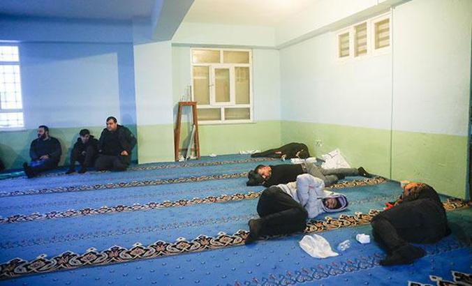 Arnavutköy'deki otel fırsatçılığı iddiası... Geceyi camilerde geçirdiler