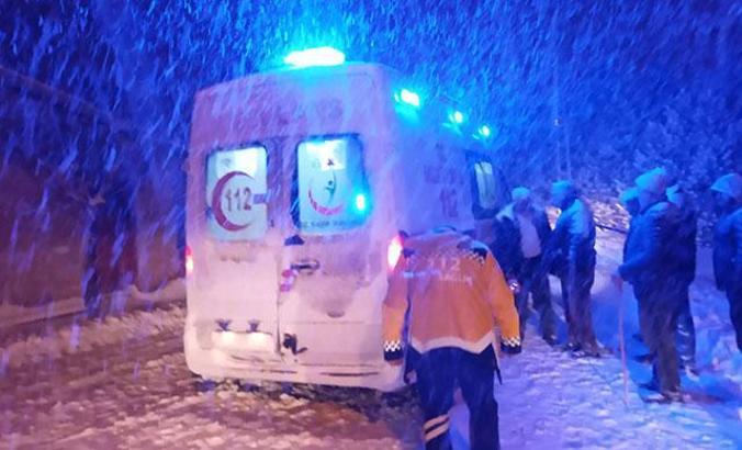 1008 yerleşim yeri yolunun kapalı olduğu Sivas'ta, karla yoğun mücadele