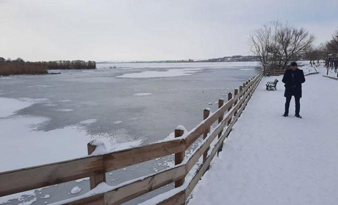 Ankara'da Mogan Gölü kısmen buz tuttu