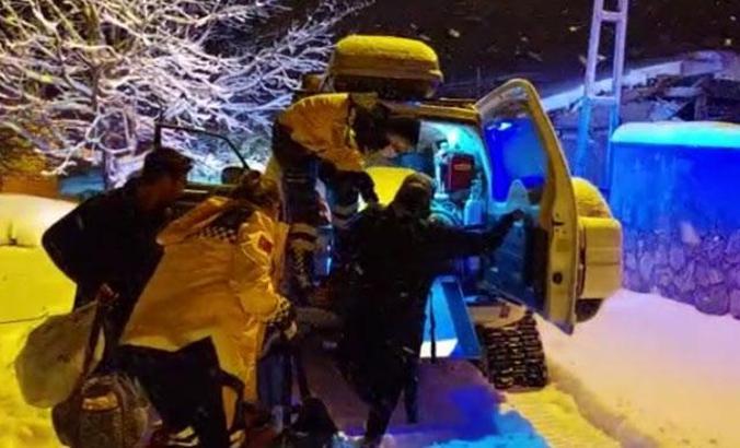 Çorum'da hamile kadın paletli ambulans ile hastaneye götürüldü