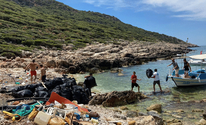 Kaş'ta deniz dibi temizliğinde çıkan atıklar şaşırttı