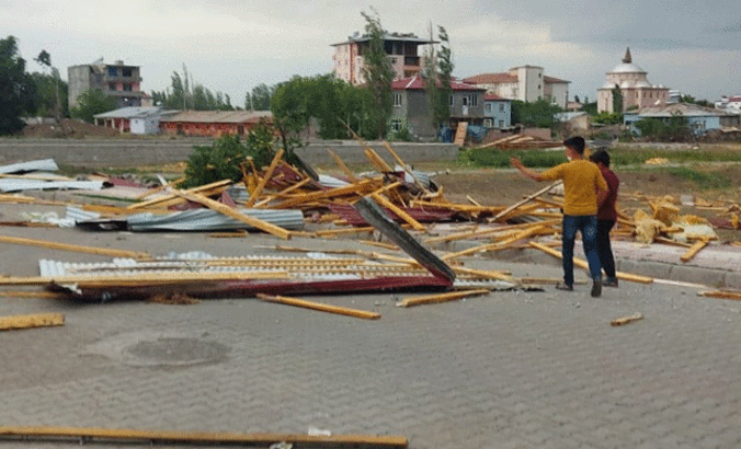 Iğdır'da saatteki hızı 90 kilometreye ulaşan rüzgar çatıları uçurdu