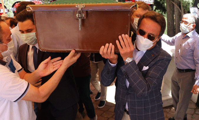 Ahmet Nazif Zorlu'nun annesi son yolculuğuna uğurlandı