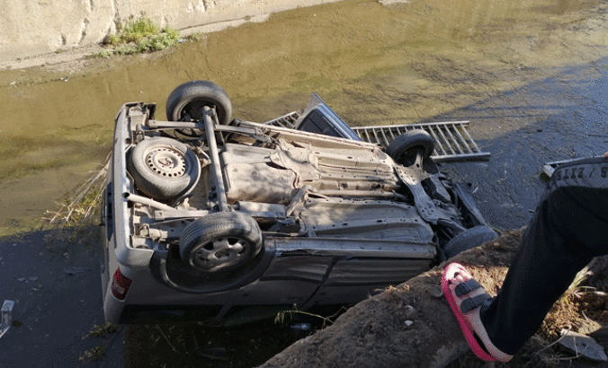 Kartal'da dereye uçan araçtan burnu bile kanamadan çıktı