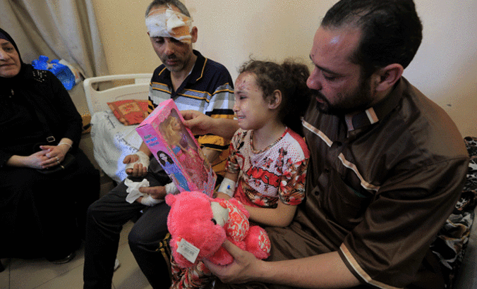 İsrail saldırısında anne ve 4 kardeşini kaybeden Suzi babasına kavuştu