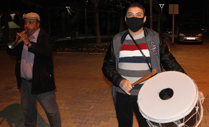 Mani şovu yapan davulcular, bahşişlerin pencereden atılmasını istedi